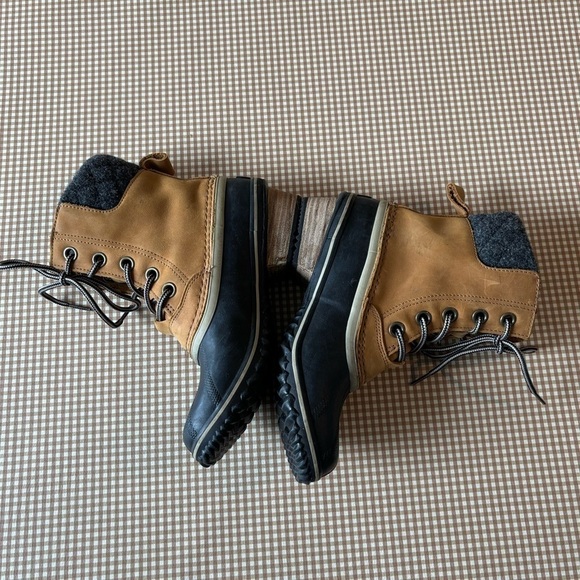 Sorel Hand-crafted waterproof lace up winter women’s boots. Size 7.5 - Picture 3 of 16
